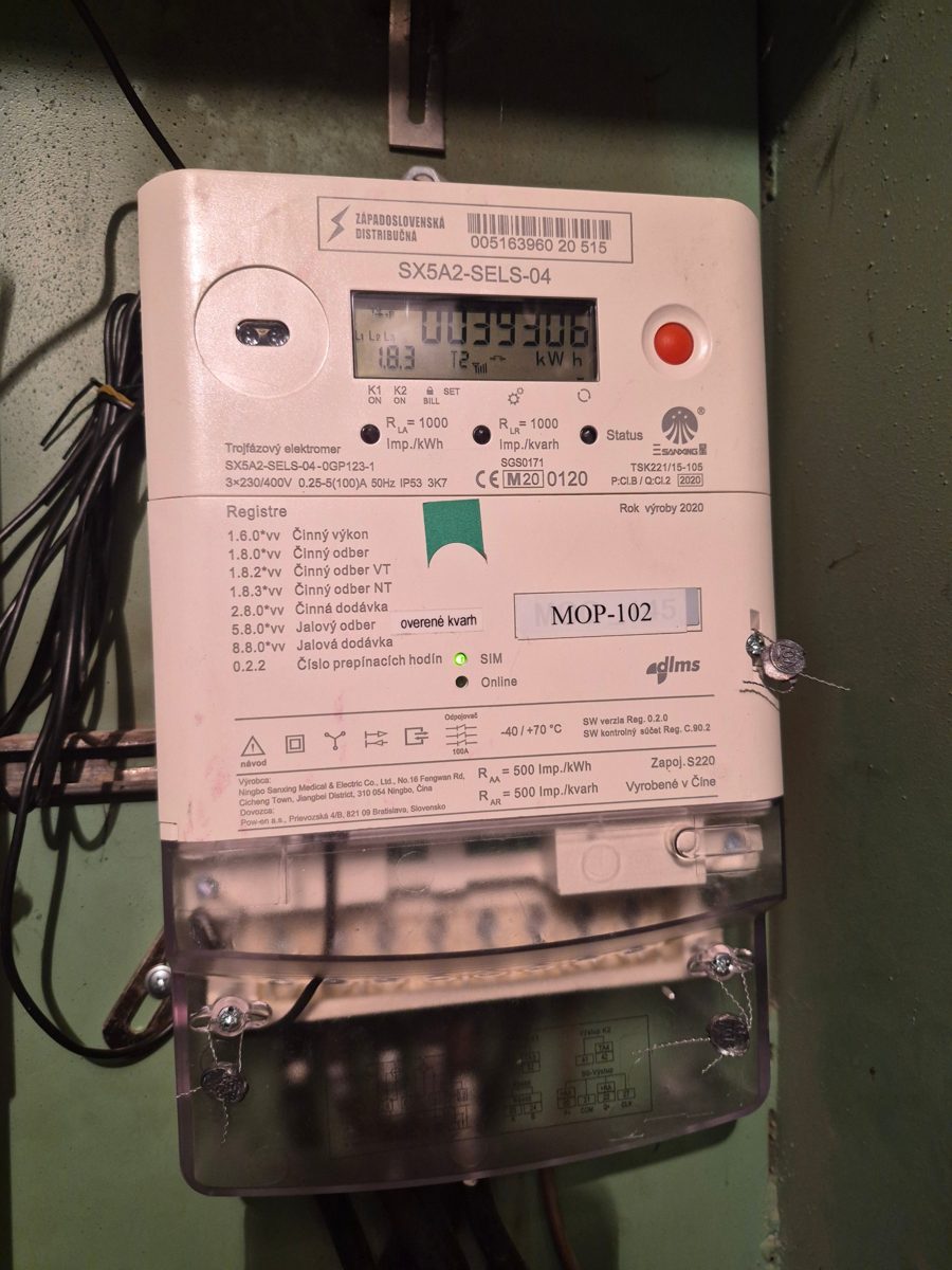 Elektromer ZSD s nálepkou tarifného programu MOP-102 a zoznamom registrov vrátane 0.2.2